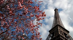 Aj v Paríži podozrivý útok! Muž s nožom chcel napadnúť vojaka