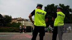 Polícia zadržala v Poľsku muža, ktorý sa vyšplhal na pamätník a vyhrážal sa, že sa vyhodí do vzduchu