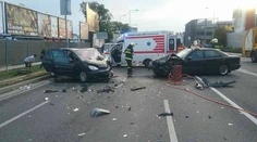 Vážna nehoda v Bratislave. Z auta vyťahovali zakliesnenú osobu