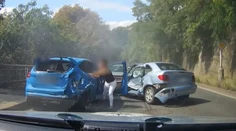 Českí policajti naháňali recidivistu. Vrazil do auta, v ktorom sedelo malé dieťa