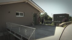 K domu si postavila prístupovú cestu cez mostík. Majiteľka si tým však poriadne zavarila