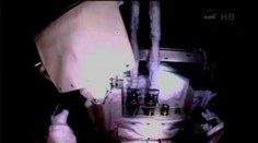 Astronauti úspešne zvládli prvú časť opravy ISS, zajtra pôjdu opäť von