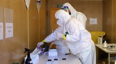 Vo štvrtok zachytili 2 645 prípadov nákazy koronavírusom, pribudlo aj 107 úmrtí