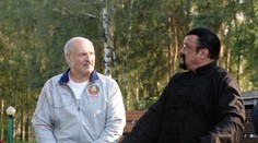 Bieloruský prezident Lukašenko hostil Stevena Seagala mrkvou