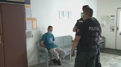 Exmanželku polial benzínom a vyhrážal sa, že ju podpáli. Hrozí mu desať rokov za mrežami