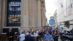 Najväčšia sieť kaviarní na svete už aj v Taliansku. Ľudia stáli v rade hodiny