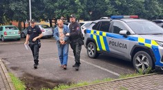 Dráma na poli neďaleko Myjavy. Suseda brutálne napadol kladivom a dolámal mu kosti