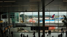 Evakuovali časť letiska v Amsterdame, pilot stlačil omylom tlačidlo poplachu