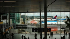 Evakuovali časť letiska v Amsterdame, pilot stlačil omylom tlačidlo poplachu