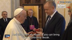 Pápež František poslal Róbertovi Bezákovi vianočný darček. Čo sa nachádza v škatuľke?