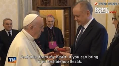 Pápež František poslal Róbertovi Bezákovi vianočný darček. Čo sa nachádza v škatuľke?