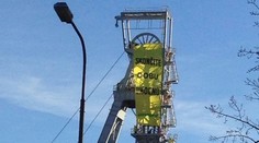 Na ťažobnú vežu v Novákoch vyliezlo 12 aktivistov. Dole ich čakali kukláči