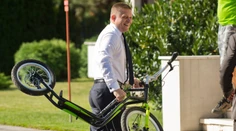Fico prišiel na rokovanie vlády na kolobežke. Akú alternatívu volili ministri?
