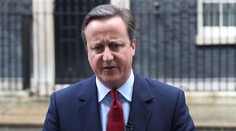 Aj britský premiér je len človek. Nevypnutý mikrofón zachytil hudobnú vložku