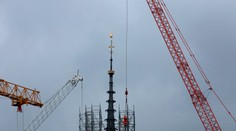 Z katedrály Notre-Dame v Paríži začali odstraňovať 600-tonové lešenie. Oficiálnu príčinu požiaru stále neurčili