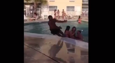 Macherstvo sa mu vypomstilo. Miesto salta zvalcoval ženy v bazéne