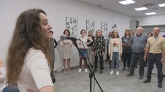 Počuli ste už o flashmobe? Speváčka Anna rozospieva celé davy náhodných ľudí, zapojiť sa môžete aj vy