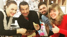 Pena z bielej čokolády s makom a s jahodovou omáčkou