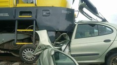 Po zrážke s vlakom pri Čoltove zostala z auta iba polovica