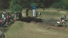Motorkár narazil v Domaniži počas pretekov do divákov, jedného z nich museli letecky transportovať