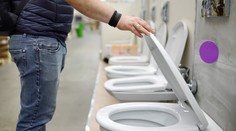 Chytilo ho to v nesprávnom čase. Zákazník vykonal potrebu do vystavenej toalety priamo v predajni