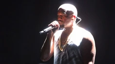 Toto prehnal! Kanye West ponížil na koncerte hendikepovaných fanúšikov