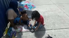 Dojímavé video: Chlapec (9) daruje svoje topánky dieťaťu žijúcemu na ulici