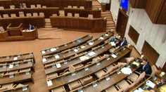 Na kandidátkach parlamentných strán dominujú muži, najviac žien má zatiaľ Most