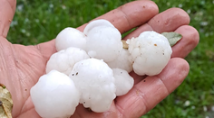 Krúpy veľké ako vajíčka. V Európe už vyčíňajú silné búrky, je pravdepodobné, že dorazia aj na Slovensko