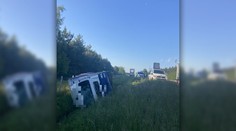 Diaľnicu D2 smerom do Česka blokoval prevrátený kamión