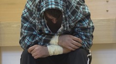 Útočníka so sekerou poslal sudca do väzby.  Údajne tvrdil, že mu niekto podstrčil drogy