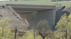 Ešte nestojí a už sa rozpadáva. Budú musieť diaľničný most zbúrať?