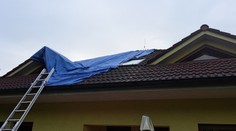 Blesk udrel do domu v Dunajskej Lužnej, strechu zachvátili plamene