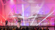 OBRAZOM: Slovenská armáda si prevzala prvé dve stíhačky F-16, odovzdávanie sprevádzala farebná šou