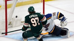 Kaprizov sa pri triumfe Minnesoty nad St. Louis blysol hetrikom, Tampa s Černákom vyrovnala stav série