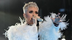 Krásne gesto. Tento detail si na šatách Katy Perry všimol len pozorný divák