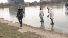 Jazerá sa zmenili na dočasné klziská. Pozor, prírodný ľad môže byť zradný