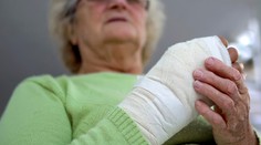 Prievidzská SAD musí žene zaplatiť vysoké odškodné, že si na hrboli zlomila ruku