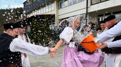 OBRAZOM: Po dvoch rokoch odmlky sa mládenci pri šibačke naplno vyšantili