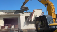 Kuciakov dom vo Veľkej Mači začali búrať. Postavia tam Pamätník slobody slova