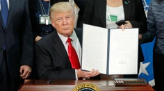 Trump podpísal výnos o výstavbe múru na hranici s Mexikom