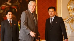 Severokórejský veľvyslanec v ČR je strýkom vodcu KĽDR. Údajne sa bojí o život