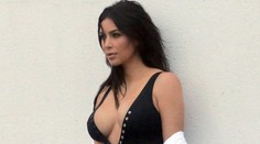 Kim Kardashian po pôrode v plavkách. Takto vyzerá bez retuše