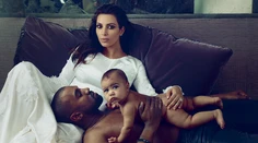 Pekná rodinka! Kim a Kanye zapózovali s dcérkou