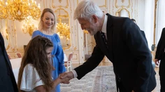 VIDEO: Malú Ukrajinku šikanovali spolužiaci. Nadávali jej a opľuli ju. Český prezident Pavel ju prijal na hrade