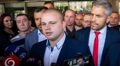 Kotlebovec Mazurek prišiel o mandát! Súd ho potrestal za protirómske reči