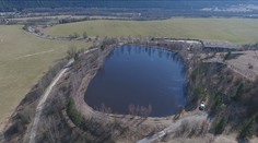 Jama plná toxického kalu v Predajnej hrozí preliatím. Sú v nej nebezpečné gudróny