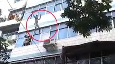 Dramatická záchrana: Zúfalá matka vyhodila z okna horiaceho bytu svoje deti, sama zahynula