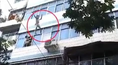 Dramatická záchrana: Zúfalá matka vyhodila z okna horiaceho bytu svoje deti, sama zahynula