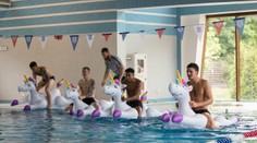 FOTO: Ako malé deti. Angličania trávili voľný deň šantením na jednorožcoch